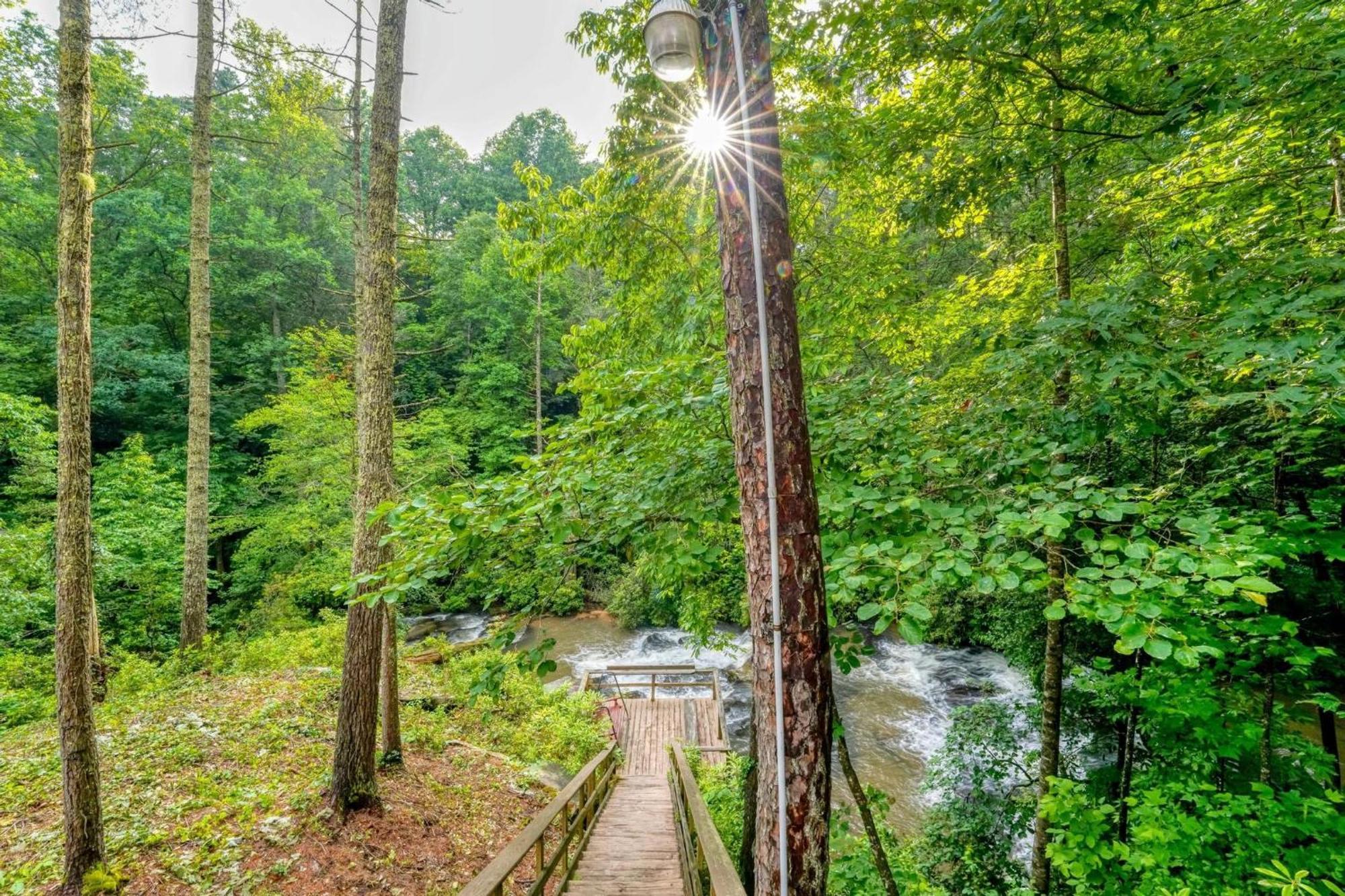 Cascades Inn Tiger Bagian luar foto